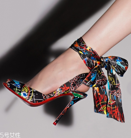 高跟鞋前面太硬怎么辦？五招教你軟化鞋頭