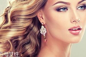 燙發(fā)水怎么使用？自己在家燙發(fā)簡單操作流程