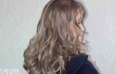 用燙發(fā)水前要洗頭嗎？潔凈頭皮才能燙發(fā)