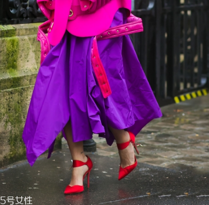 高跟鞋一走一掉怎么辦？高跟鞋要跟腳才舒適