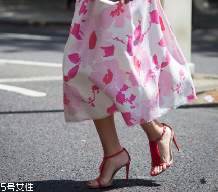 高跟鞋一走一掉怎么辦？高跟鞋要跟腳才舒適