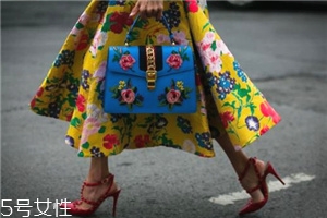 高跟鞋一走一掉怎么辦？高跟鞋要跟腳才舒適