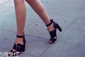 粗跟高跟鞋怎么搭配？春夏必備穿搭