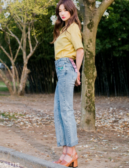粗跟高跟鞋怎么搭配？春夏必備穿搭