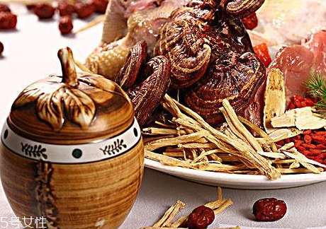 土茯苓可以泡酒嗎 一次不要喝太多 土茯苓可以泡酒嗎 一次不要喝太多