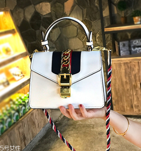 白色單品怎么搭配？春日里的璀璨之星