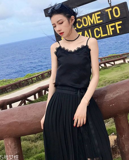 平胸穿什么衣服好看？性感的平胸穿搭