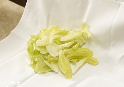 做沙拉用什么蔬菜 有什么蔬菜可以做沙拉 做沙拉用什么蔬菜 有什么蔬菜可以做沙拉