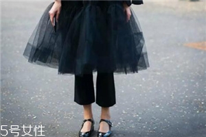 裙子搭配褲子好看嗎？打開(kāi)時(shí)尚的新方式