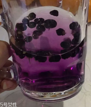 黑枸杞為什么是藍(lán)色？花青素的原因