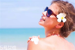 防曬霜可以用洗面奶洗掉嗎 要使用卸妝產(chǎn)品 防曬霜可以用洗面奶洗掉嗎 要使用卸妝產(chǎn)品