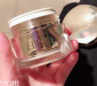 面霜可以當眼霜嗎？年輕肌膚可以少量用