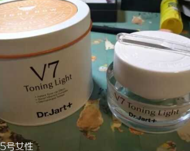 面霜和素顏霜可以同時(shí)用嗎？面霜用量不要太多