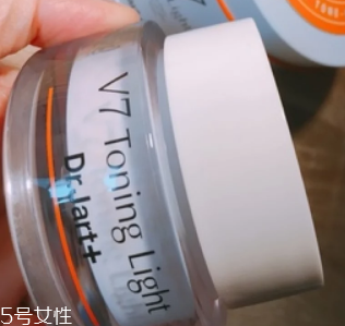 面霜和素顏霜可以同時(shí)用嗎？面霜用量不要太多