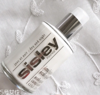 面霜和乳液都要用嗎？油皮可以只用一種