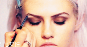 濃眉怎么畫眉毛？濃眉用眉膠是絕配