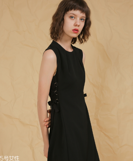 2018流行什么款式小黑裙？最經(jīng)典的性感風(fēng)