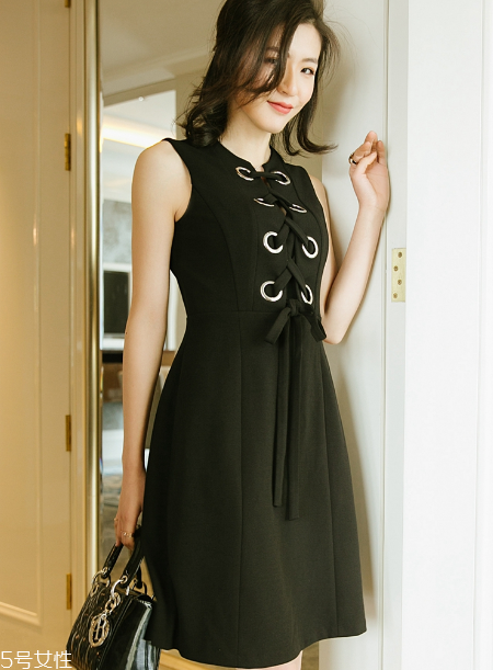 2018流行什么款式小黑裙？最經(jīng)典的性感風(fēng)