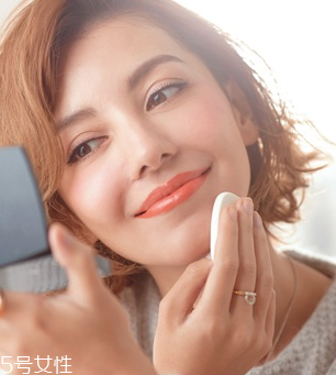 夏天化妝怎么樣不脫妝？8個(gè)小技巧讓你做清爽女神