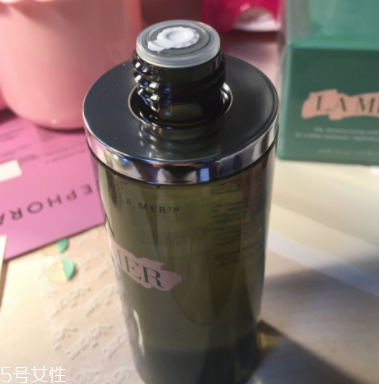 海藍(lán)之謎精萃液跟爽膚水有什么區(qū)別？用于爽膚水之后