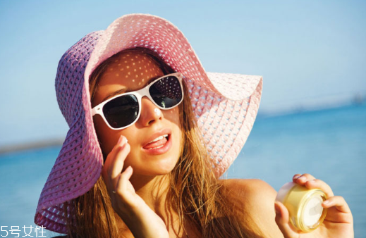 防曬霜可以用洗面奶洗掉嗎 要使用卸妝產(chǎn)品 防曬霜可以用洗面奶洗掉嗎 要使用卸妝產(chǎn)品