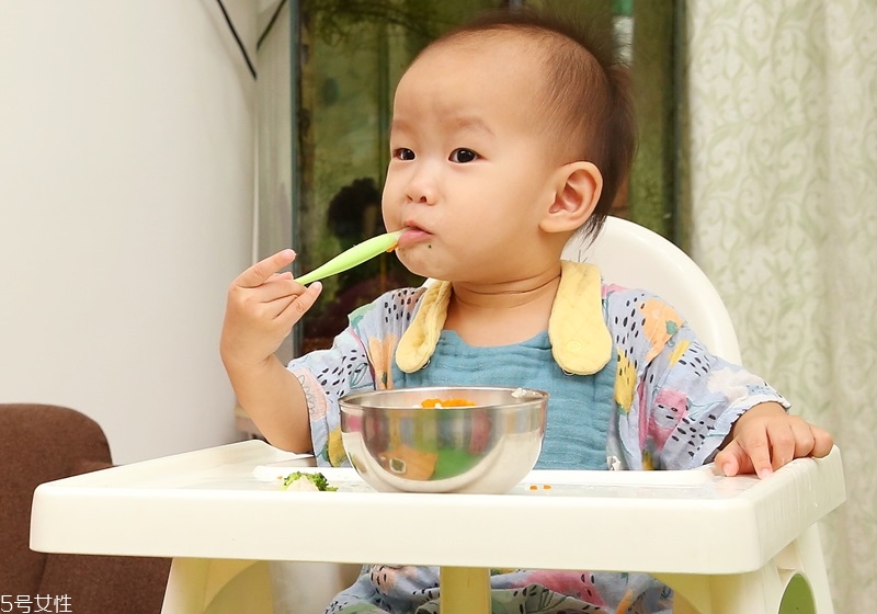 寶寶多大可以喝白開水 1歲以后 寶寶多大可以喝白開水 1歲以后