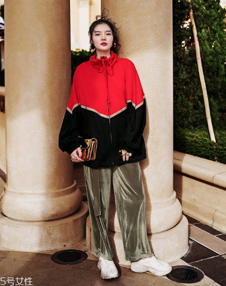 春天穿什么樣的衛(wèi)衣好看？春日百變衛(wèi)衣穿搭