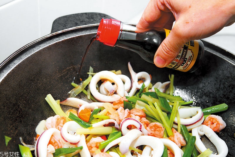 醬油什么時候放最好 炒鹵拌燴各不同 醬油什么時候放最好 炒鹵拌燴各不同