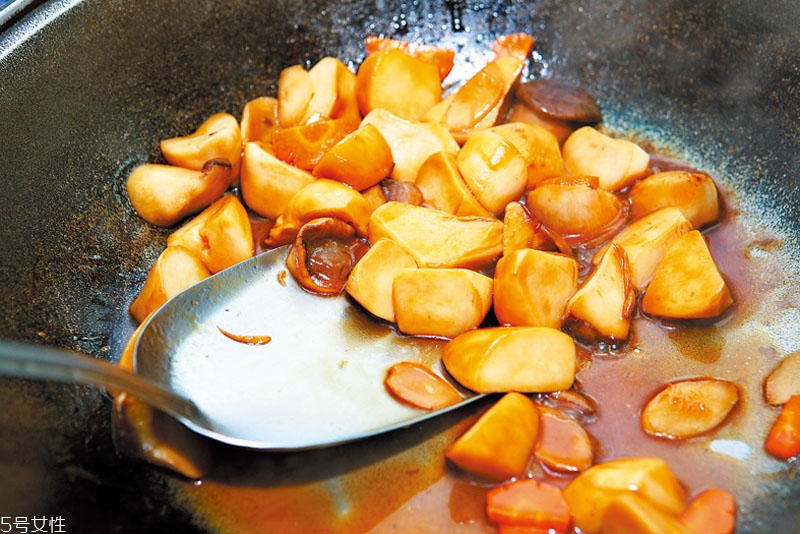 醬油什么時候放最好 炒鹵拌燴各不同 醬油什么時候放最好 炒鹵拌燴各不同