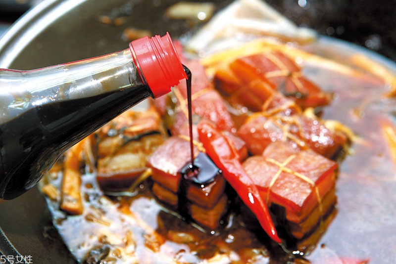 醬油什么時候放最好 炒鹵拌燴各不同 醬油什么時候放最好 炒鹵拌燴各不同