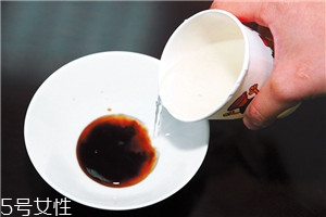 醬油什么時候放最好 炒鹵拌燴各不同 醬油什么時候放最好 炒鹵拌燴各不同