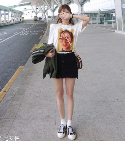 黑色短裙配什么上衣？基本款也能很時髦