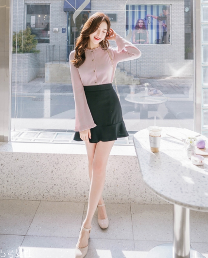 黑色短裙配什么上衣？基本款也能很時髦