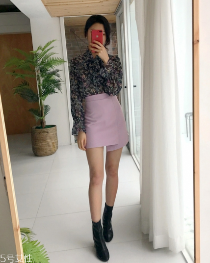 包臀短裙配什么上衣？撩人不止一點點