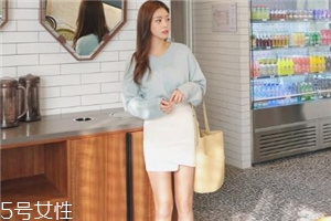 白色短裙配什么上衣好看？春日里的一抹清新