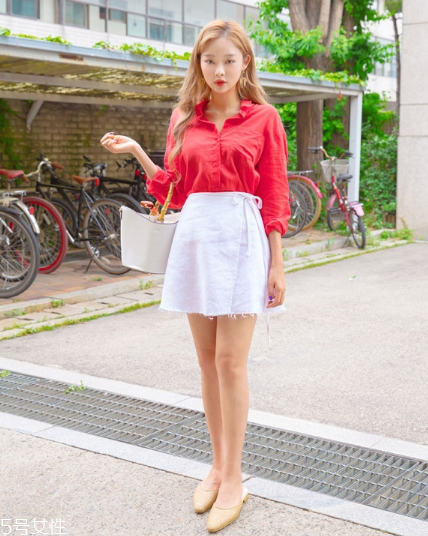 白色短裙配什么上衣好看？春日里的一抹清新