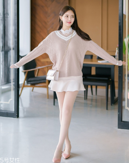 白色短裙配什么上衣好看？春日里的一抹清新