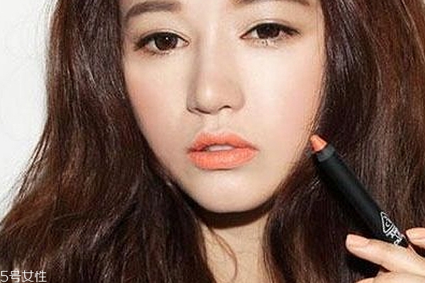 裸色衣服配什么顏色口紅？橙色口紅顯氣色
