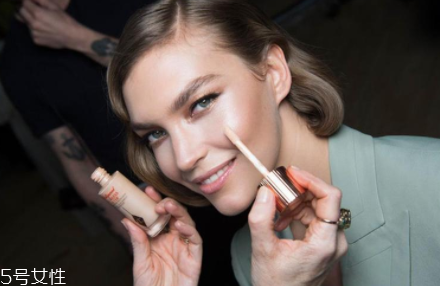 ct新品妝前高光濾鏡液怎么樣？charlotte tilbury粉底好用嗎？