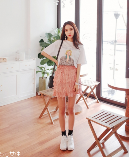粉色短裙配什么鞋子？少女感爆棚穿搭