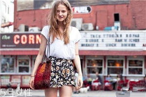 碎花短裙怎么搭配？與春天來一場甜美約會