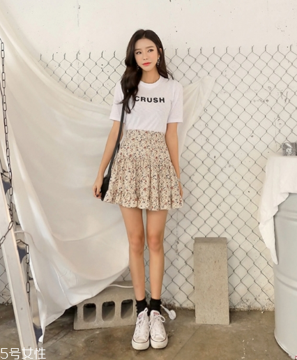 碎花短裙怎么搭配？與春天來一場甜美約會