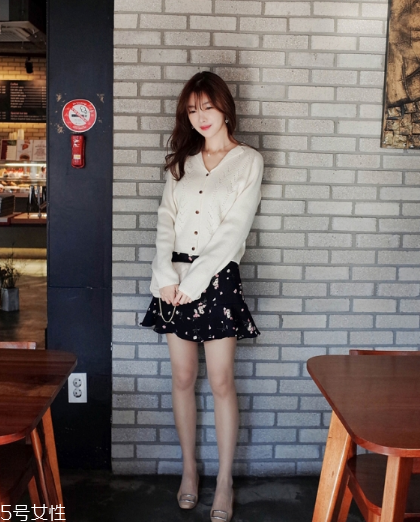 碎花短裙怎么搭配？與春天來(lái)一場(chǎng)甜美約會(huì)