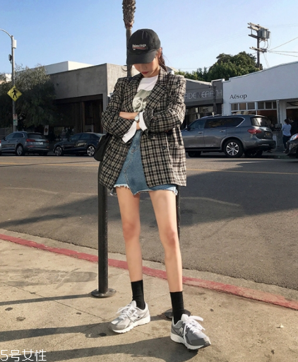 牛仔短裙搭配什么鞋？瞬間變身萌萌少女