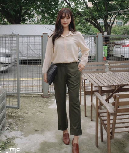 襯衫搭配什么褲子？簡(jiǎn)約時(shí)尚兩不誤