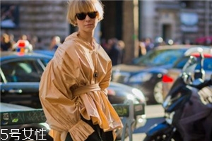 燈籠袖襯衫怎么搭配？藏起你的拜拜肉