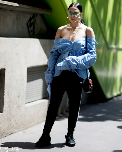 露肩襯衫怎么搭配？恰到好處的性感