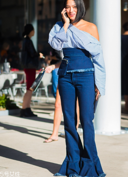 露肩襯衫怎么搭配？恰到好處的性感