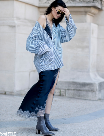 露肩襯衫怎么搭配？恰到好處的性感