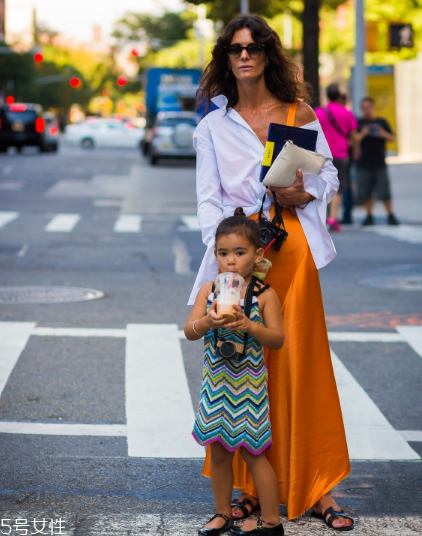 露肩襯衫怎么搭配？恰到好處的性感